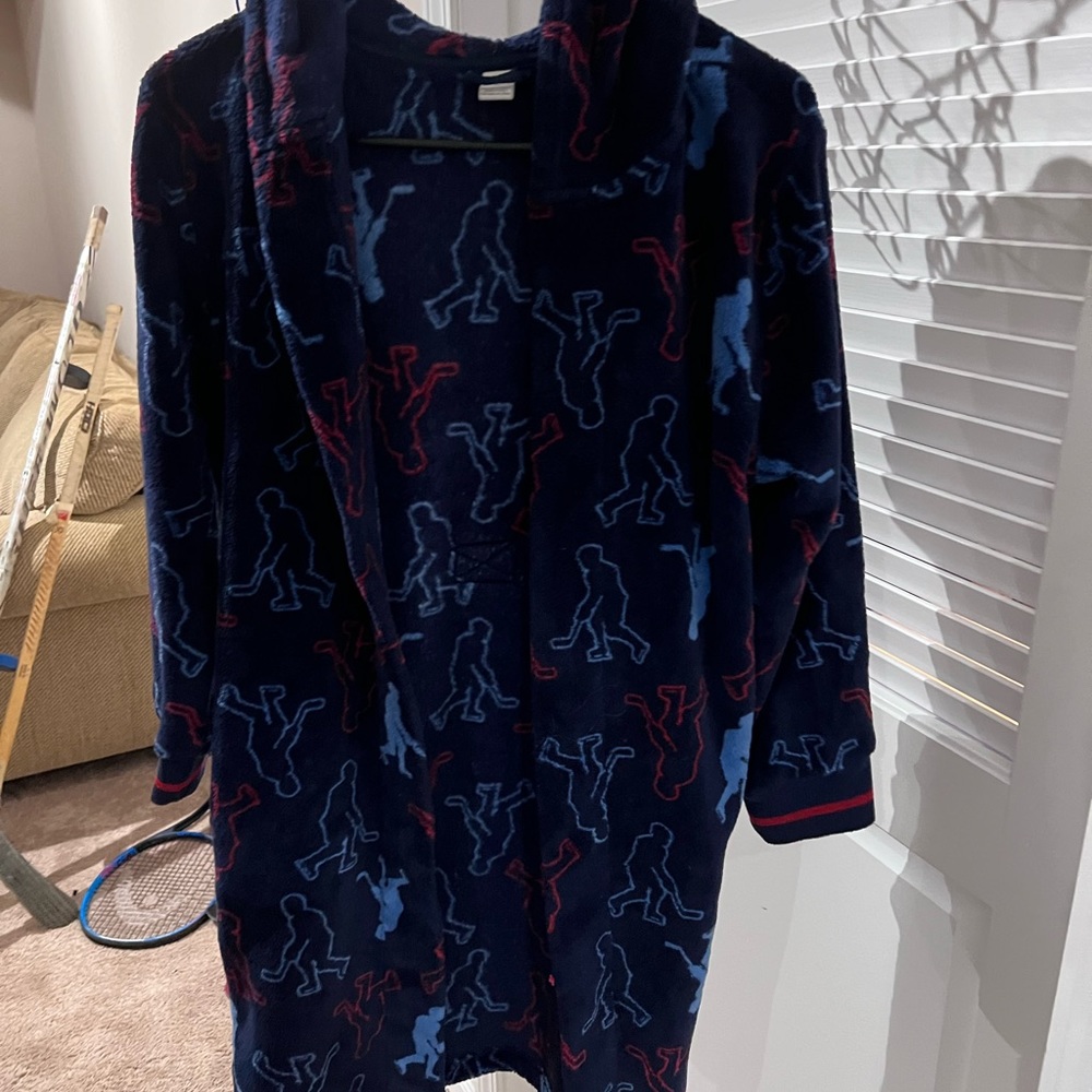 Boys hockey robe size 14.